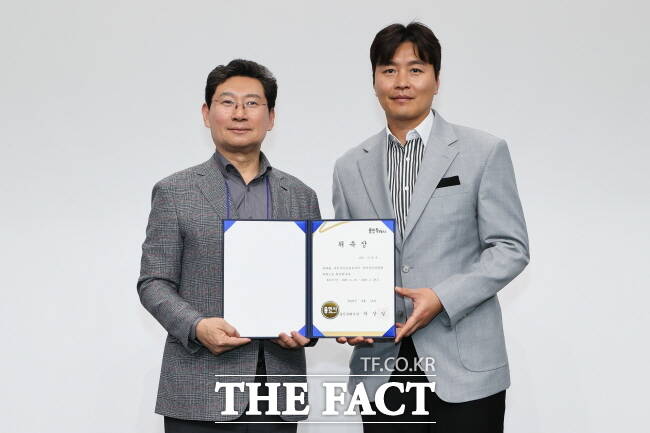 이상일 용인시장이 18일 시청 컨벤션홀에서 열린 용인시민프로축구단 창단준비위원회 발족식에서 이동국 전 국가대표 선수에게 위촉장을 수여하고 있다./용인시