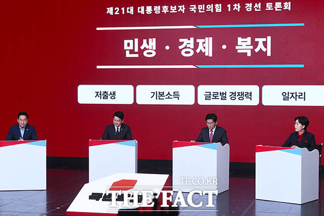 국민의힘 대선 경선 후보들이 19일 오후 서울 강서구 ASSA아트홀에서 열린 대선 후보자 1차 경선 A조 조별 토론회에 참석해 토론을 하고 있다./서예원 기자