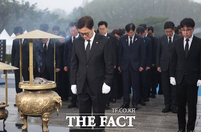 우원식 국회의장이 19일 서울 강북구 수유동 국립 4·19 민주묘지를 찾아 학생혁명기념탑에서 분향 후 묵념하고 있다. /뉴시스