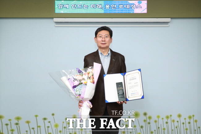 이상일 용인시장이 2025대한민국 ESG경제대상 ESG혁신대상을 전달받은 뒤 기념 촬영을 하고 있다./용인시