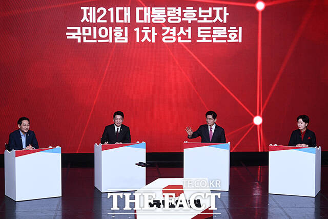 국민의힘 대선 경선 후보들이 19일 오후 서울 강서구 ASSA아트홀에서 열린 대선 후보자 1차 경선 A조 조별 토론회에 앞서 토론을 준비하고 있다. 왼쪽부터 유정복, 안철수, 김문수, 양향자 대선 경선 후보. /서예원 기자