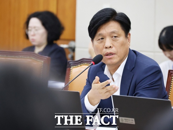 중국이 한중잠정조치수역에 무단으로 고정식 구조물을 추가 설치한 것과 관련 더불어민주당이 강한 유감을 표했다. 사진은 조승래 더불어민주당 수석대변인. /더팩트 DB