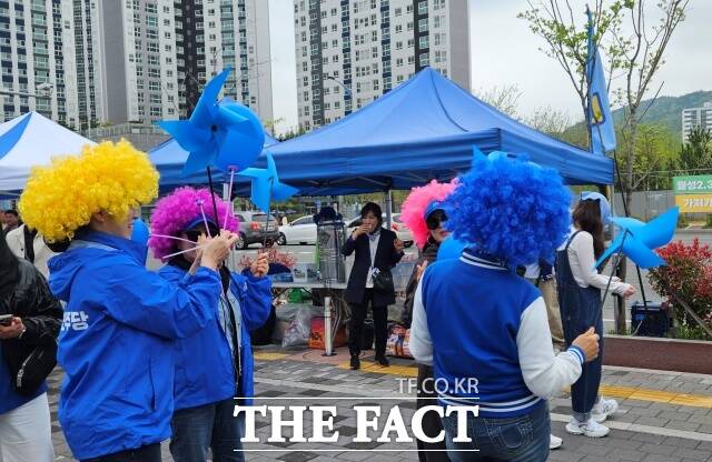 이재명 후보 지지자 20여 명은 색색의 가발을 쓰고 다시 만난 세계 노래에 맞춰 춤을 추기도 했다. /서다빈 기자