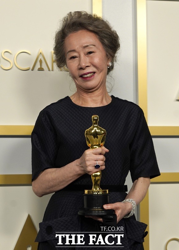 배우 윤여정이 영화 결혼 피로연을 홍보하는 인터뷰에서 첫째 아들이 동성애자임을 밝혔다. 사진은 윤여정이 지난 2021년 오스카 트로피를 받은 모습이다. /로스앤젤레스=AP.뉴시스