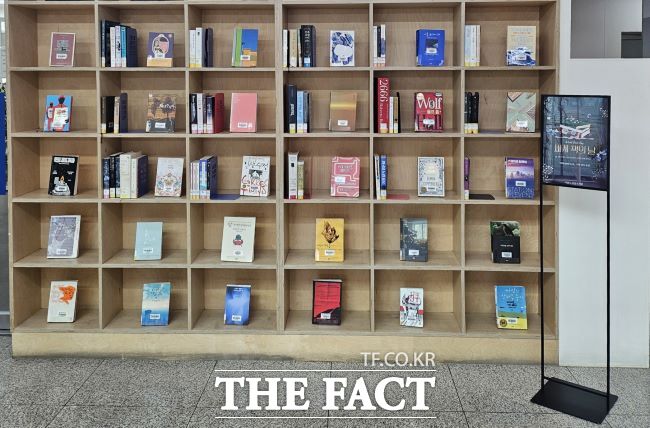 세계 100대 도서 기획전시 모습./시흥시 중앙도서관