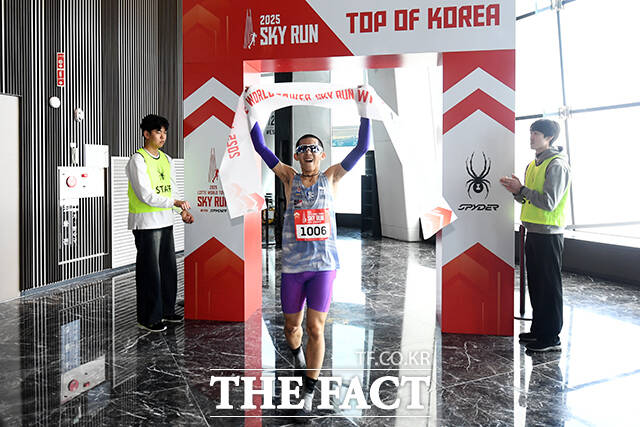 2025 스카이런 withe SPYDER이 20일 오전 서울 송파구 롯데월드타워에서 열린 가운데 한 참가자가 결승점을 통과하며 기뻐하고 있다. /서예원 기자