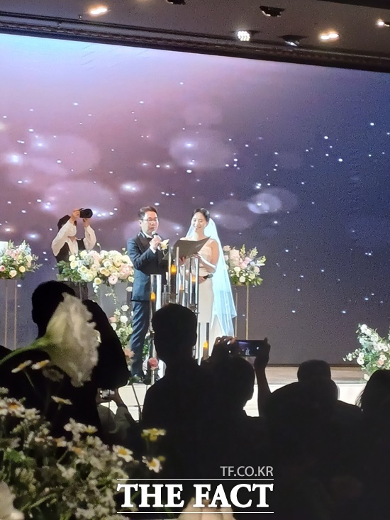 심현섭 정영림 결혼식은 거대한 축제같은 이벤트를 방불케 했다. 가족과 친지, 연예계 선후배 등 1000여명이 넘는 하객들이 몰려 특별한 결혼을 축하했다. /강일홍 기자