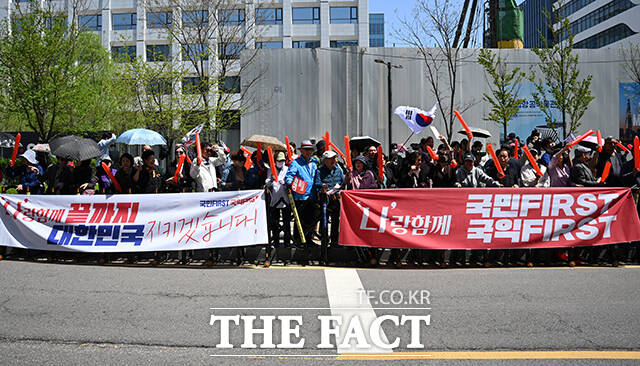 구호 외치는 나경원 국민의힘 대선 경선 후보 지지자들. /국회사진취재단