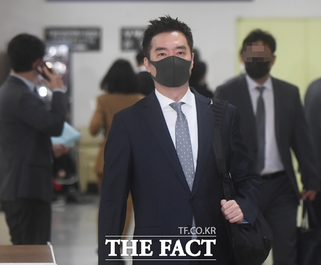 가세연은 뚜렷한 증거가 있다며 휴대폰 및 노트북 포렌식을 언급했지만, 김수현 측이 사진 영상에 대한 반박자료를 낸 이후 현재까지 근거를 대지 못하고 있다. 사진은 지난 2021년 박수현 전 청와대 대변인에 대한 허위사실 공표 혐의로 기소된 가세연 김세의 대표가 서울중앙지방법원공판에 출석하고 있다. /더팩트 DB