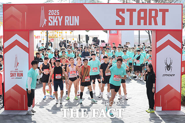참가자들이 힘차게 출발하고 있다.