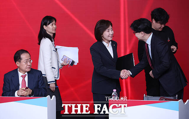 인사하는 나경원 후보(가운데)와 한동훈 후보(오른쪽). /국회사진취재단