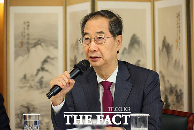한덕수 대통령 권한대행 국무총리(가운데)가 지난 14일 오후 서울 공관에서 열린 경제안보전략 TF 회의에 참석해 모두발언을 하고 있다. /국무총리실