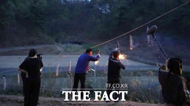 세종시가 지난 18일 마을회관 일원에서 등곡리 낙화놀이를 시연하는 등 다큐를 제작하고 있다. /세종시