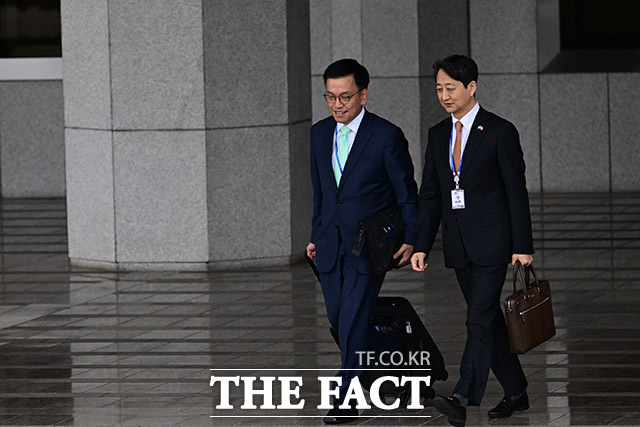 한국과 미국이 2+2 회담을 진행한다. 사진은 지난해 11월 14일 최상목 경제부총리 겸 기획재정부 장관(왼쪽)과 안덕근 산업통상자원부 장관이 경기도 성남시 서울공항에서 아시아·태평양 경제협력체(APEC)·G20 정상회의 참석을 위해 출국하고 있는 모습이다. /서울공항=남윤호 기자