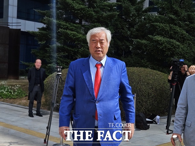 전광훈 사랑제일교회 목사는 20일 윤석열 전 대통령을 통일 대통령으로 복귀시키겠다고 했다. 지난 11일 오후 서울북부지법에서 열린 제22대 총선 자유통일당 비례대표 공천거래 의혹 사건 첫 공판에 출석한 전 목사./이다빈 기자