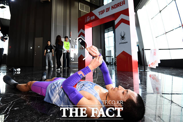 참가자가 결승선을 통과한 후 기록을 확인하고 있다.