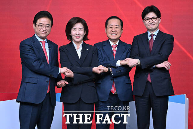 이철우, 나경원, 홍준표, 한동훈 제21대 대통령 선거 국민의힘 경선 후보(왼쪽부터)가 20일 오후 서울 강서구 ASSA아트홀에서 열린 제21대 대통령 선거 국민의힘 1차 경선 B조 토론회에 참석해 토론 시작 전 기념촬영을 하고 있다. /국회사진취재단