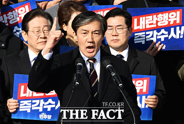 조국 조국혁신당 대표가 지난해 12월 4일 오후 서울 여의도 국회 본청 앞 계단에서 열린 윤석열 대통령 사퇴촉구 탄핵추진 비상시국대회에 참석해 규탄 발언을 하고 있다./배정한 기자
