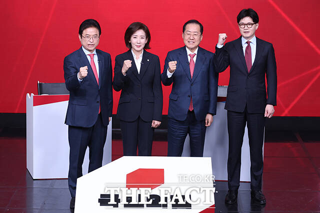 파이팅 외치는 이철우, 나경원, 홍준표, 한동훈 제21대 대통령 선거 국민의힘 경선 후보(왼쪽부터). /국회사진취재단