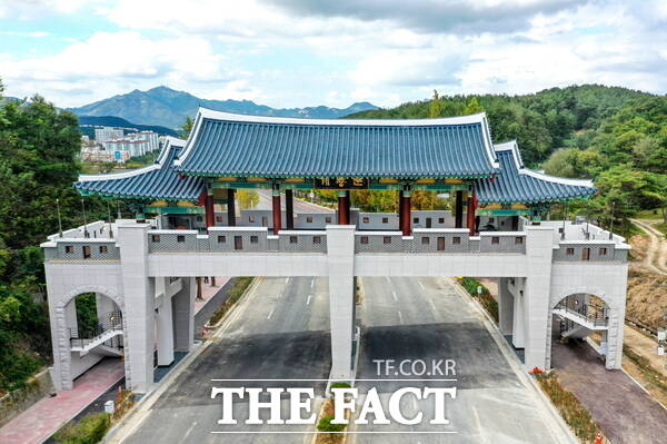 계룡문 전경./계룡시