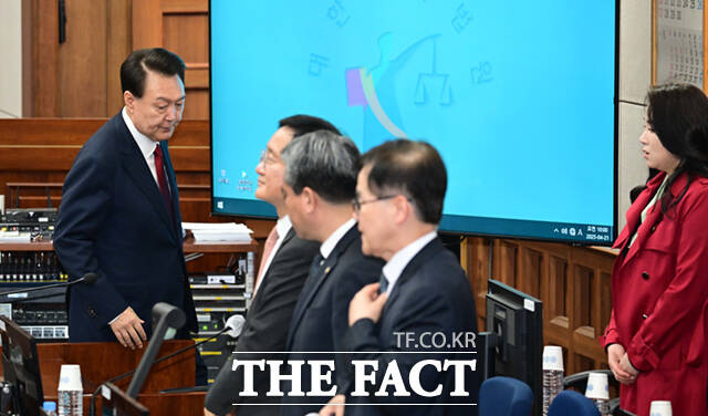 내란 우두머리 혐의로 재판에 넘겨진 윤석열 전 대통령이 21일 오전 서울 서초구 서울중앙지법 417호 법정으로 출석한 가운데, 오른쪽 김계리 변호사의 모습이 보이고 있다. /사진공동취재단