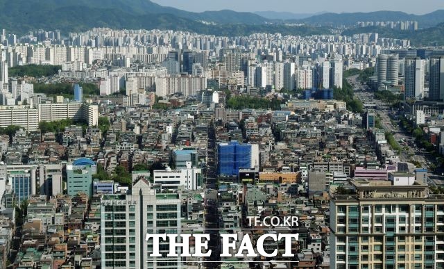 한동훈 전 국민의힘 대표는 청년들을 대상으로 한 담보안정비율(LTV)와 취득세 폐지를 부동산 공약으로 발표했다. 이재명 전 민주당 대표는 아직 부동산 관련 공식적인 공약을 내놓지 않았다. 다만 민주당 정책 기구인 민생연석회의가 공개한 자료집에서 정책 방향성을 엿볼 수 있다. /더팩트 DB