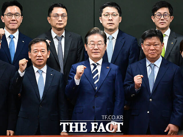 이재명 더불어민주당 대선 예비후보(앞줄 가운데)가 21일 오전 서울 여의도 금융투자협회에서 열린 자본시장 활성화를 위한 정책간담회에 앞서 서유석 금융투자협회장(앞줄 왼쪽), 최영권 한국애널리스트회 회장(앞줄 오른쪽), 국내 증권사 리서치센터장(뒷줄)들과 기념촬영을 하고 있다. /남윤호 기자