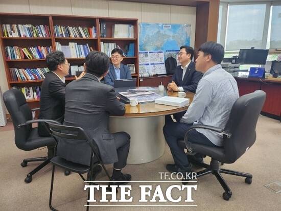 경기 파주시 및 운정신도시연합회 관계자들이 21일 경기도 및 경기도경제과학진흥원 관계자들을 만나 경과원의 신속한 파주 이전을 촉구하는 파주시민 2만여 명 서명부를 전달한 뒤 조속한 절차 재개를 당부하고 있다./파주시