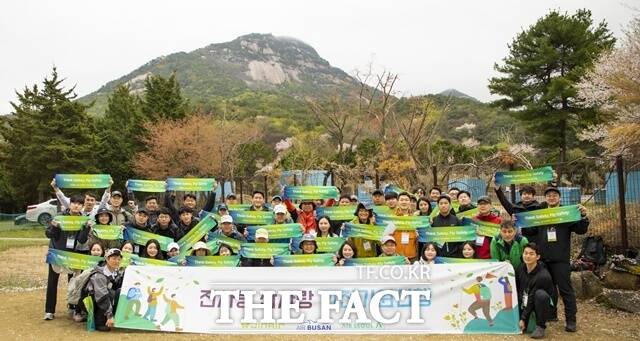 진에어가 안전 운항을 기원하고, 한진그룹 LCC 3사 임직원 간 단합도 도모하기 위해 북한산 합동 등반 대회를 진행했다고 21일 밝혔다. /진에어