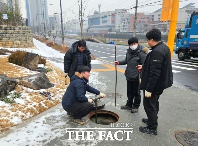 상수도관망 밸브 점검 모습 /광명시