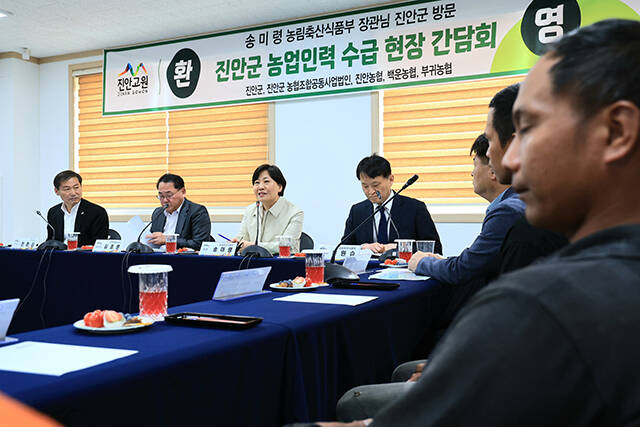 송미령 농림축산식품부이 21일 전북 진안군의 계절근로 현장을 찾아 지자체 및 농협 관계자들로부터 농번기 농업고용인력 동향과 애로사항을 듣고있다./농식품부