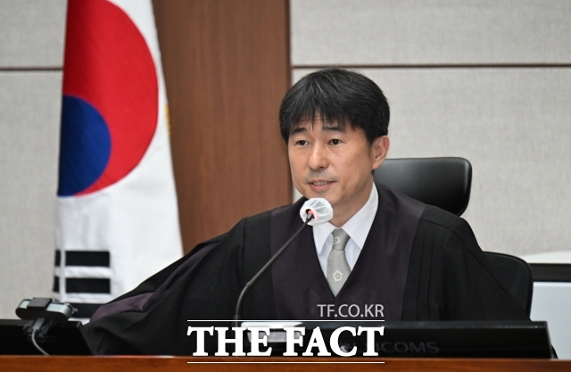 지귀연 부장판사가 21일 서울 서초동 서울중앙지법에서 열린 내란 우두머리 혐의 형사재판 2번째 공판에서 취재진들의 퇴장을 명령하고 있다. /사진공동취재단