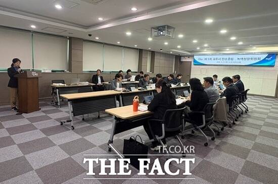 경기 파주시 및 관계자들이 최근 탄소중립 녹색성장 기본계획 수립을 위한 연구 용역 최종보고회를 열고 탄소중립 실현을 위한 추진 전략을 최종 점검하고 있다. /파주시