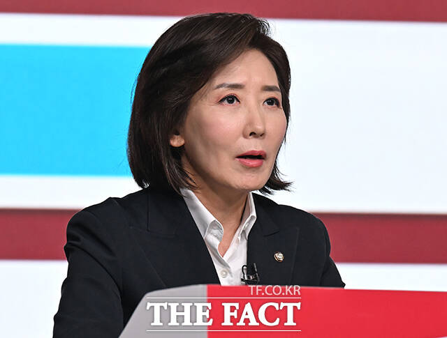 나경원 국민의힘 대선 경선 후보가 출마 가능성이 점쳐지는 한덕수 대통령 권한대행 국무총리를 두고 정직하지 못하다고 지적했다. 나 후보가 20일 서울 강서구 ASSA아트홀에서 열린 국민의힘 1차 경선 조별 토론회에서 발언하고 있다. /국회사진취재단