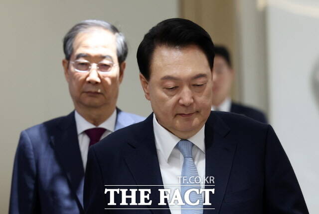 한 권한대행의 외신 인터뷰 이후 더불어민주당은 공세 수위를 높였다. 김민석 민주당 최고위원은 21일 내란공범 임시대행이 주제와 본분을 모르고 노욕의 대권을 꿈꾼다면 망신은 자유지만 처신은 오버하지 말라고 지적했다. /뉴시스