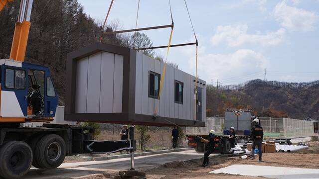 손해보험협회 사회공헌협의회가 경북 산불 피해 지역에 희망하우스 20동을 지원했다. /손해보험협회