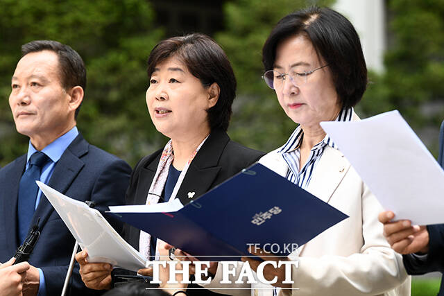 발언하는 서영교 의원(왼쪽에서 두 번째).