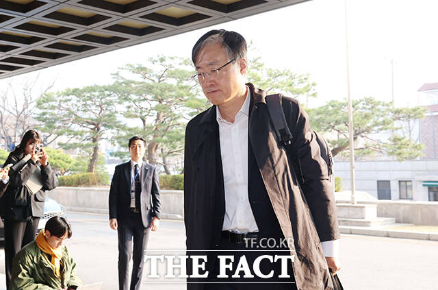 헌법재판소가 김형두 헌법재판관을 헌재소장 권한대행으로 선출했다. 윤석열 전 대통령의 탄핵심판 선고일인 지난 4일 서울 종로구 헌법재판소로 김 재판관이 출근하고 있다. /사진공동취재단