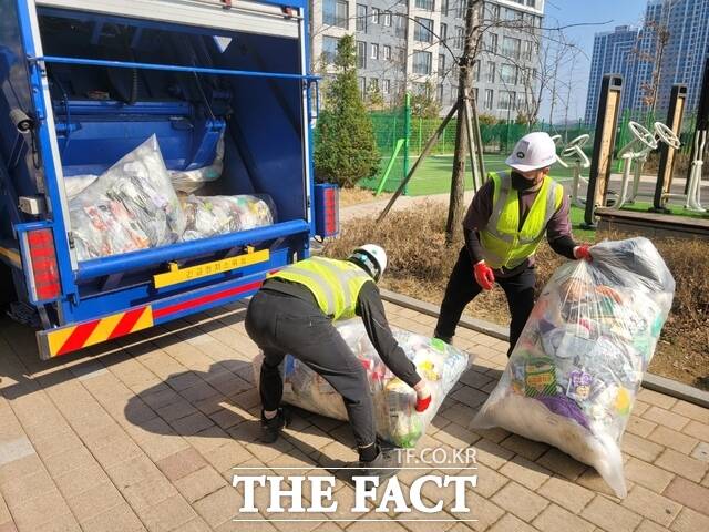 친환경 에너지원으로 각광받는 당진시 공동주택 폐비닐 수거 현장 모습 /당진시