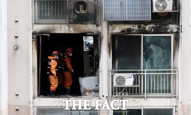 서울 관악구 봉천동 한 아파트에 농약살포기를 사용해 방화한 것으로 추정되는 60대 남성 A 씨가 유서를 남기고 현장에서 사망했다. 이번 화재로 1명이 숨지고 13명이 다쳤다. 사진은 21일 서울 관악구 봉천동의 한 아파트에서 화재가 발생해 소방대원들이 현장 감식을 하고 있는 모. /뉴시스