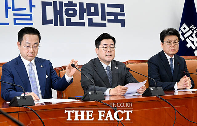 박찬대 더불어민주당 당대표 직무대행 겸 원내대표는 대선 불출마 선언부터 해라며 한덕수 대통령 권한대행 겸 국무총리를 압박했다. 참으로 한심한 수준이라며 토론회에 나선 국민의힘 대선 후보들을 비판했다. /배정한 기자