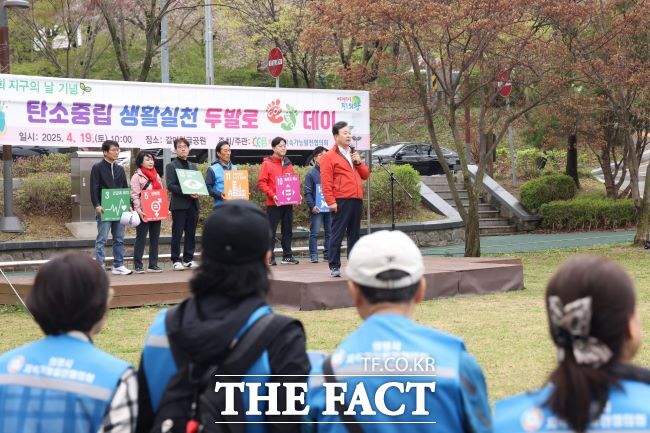 4월 두발로데이 행사 개회식에서 인사말 하는 김성제 시장./의왕시