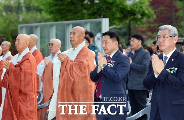 대전 서구청 불자회는 서구민의 행복과 평화를 기원하는 ‘불기 2569년 부처님오신날 봉축탑’점등식을 서구청 앞 보라매공원에서 진행했다고 21일 밝혔다. 서철모 서구청장(사진 오른쪽 두 번째)과 조규식 서구의회 의장(첫 번째)이 두 손 모아 정성을 드리고 있다./대전 서구