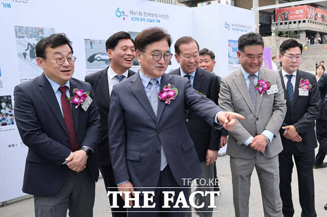 이호재 한국사진기자협회장, 우원식 국회의장, 박찬대 더불어민주당 당대표 직무대행 겸 원내대표, 권영세 국민의힘 비상대책위원장, 오세훈 서울시장 등 내빈들이 작품을 관람하고 있다. /사진공동취재단
