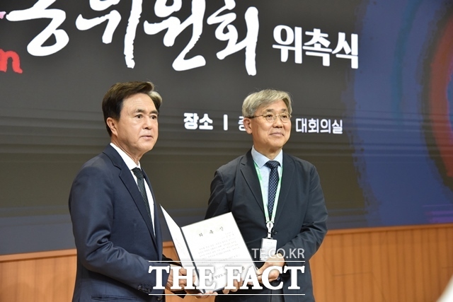 김태흠 충남도지사(왼쪽)가 제2기 충남 쎈(SSEn)농위원회 위원장으로 위촉된 김한호 서울대 교수에게 위촉장을 전달하고 있다. /이정석 기자