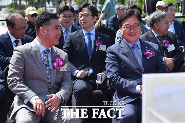 우원식 국회의장(오른쪽)과 이호재 한국사진기자협회장이 21일 서울 종로구 광화문 광장에서 열린 제61회 한국보도사진전 순간의 포착, 진실의 기록 개막식에서 대화를 나누고 있다. /사진공동취재단