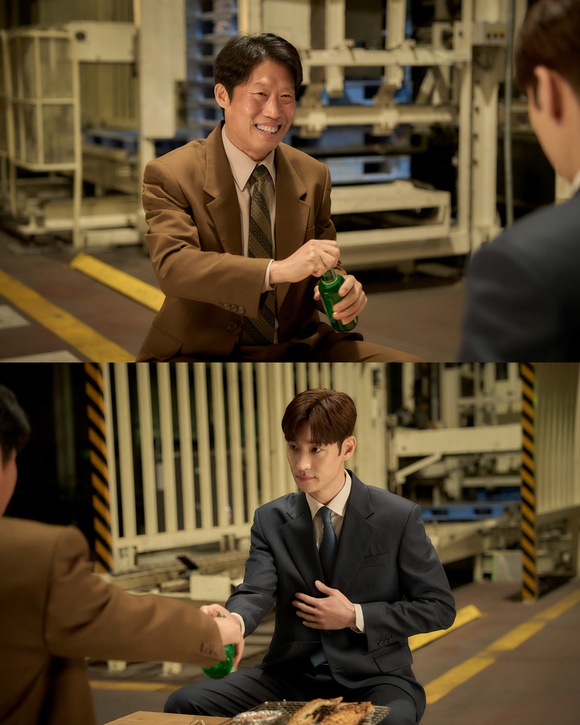 소주전쟁에서 배우 유해진이 국보그룹 재무이사 종록 역을, 이제훈이 글로벌 투자사 직원 인범 역을 맡아 활약한다. /(주)쇼박스