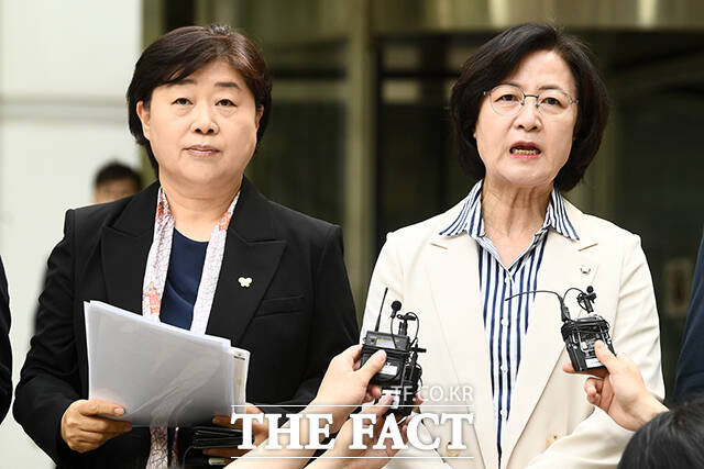 추미애 더불어민주당 의원(오른쪽)이 발언하고 있다.