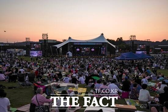 지난해 열린 2024년 DMZ OPEN 페스티벌의 프로그램인 평화콘서트과 평화누리피크닉페스티벌에 참여하기 위해 수 많은 관람객들이 자리하고 있다./경기도