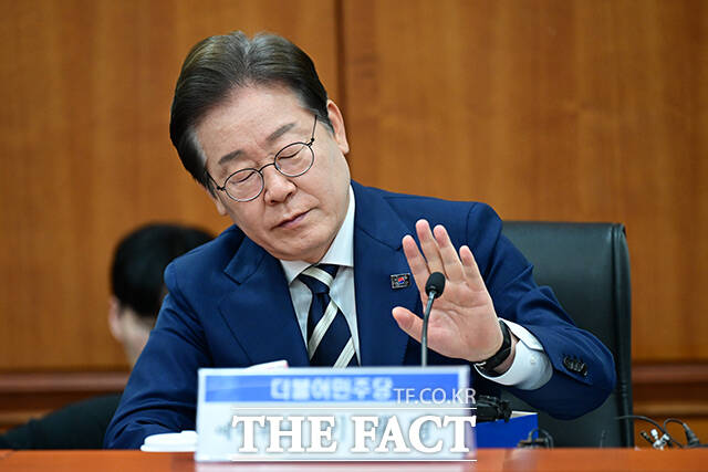 이재명 더불어민주당 대선 예비후보가 21일 오전 서울 여의도 금융투자협회에서 열린 자본시장 활성화를 위한 정책간담회에 참석해 마이크를 꺼달라며 두드리고 있다. /남윤호 기자